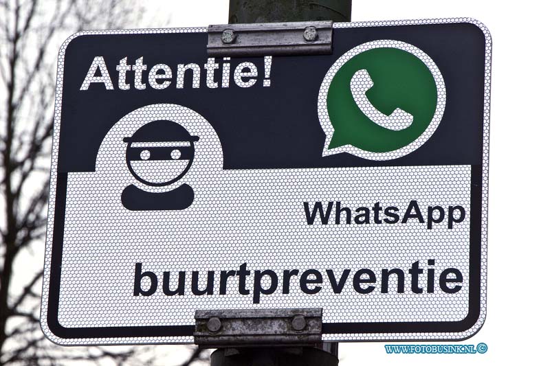 17012501.jpg - DORDRECHT:25 Januari 2017: Buurtpreventie whatsapp bord in de wijk Nieuw Krisïjn.Deze digitale foto blijft eigendom van FOTOPERSBURO BUSINK. Wij hanteren de voorwaarden van het N.V.F. en N.V.J. Gebruik van deze foto impliceert dat u bekend bent  en akkoord gaat met deze voorwaarden bij publicatie.EB/ETIENNE BUSINK