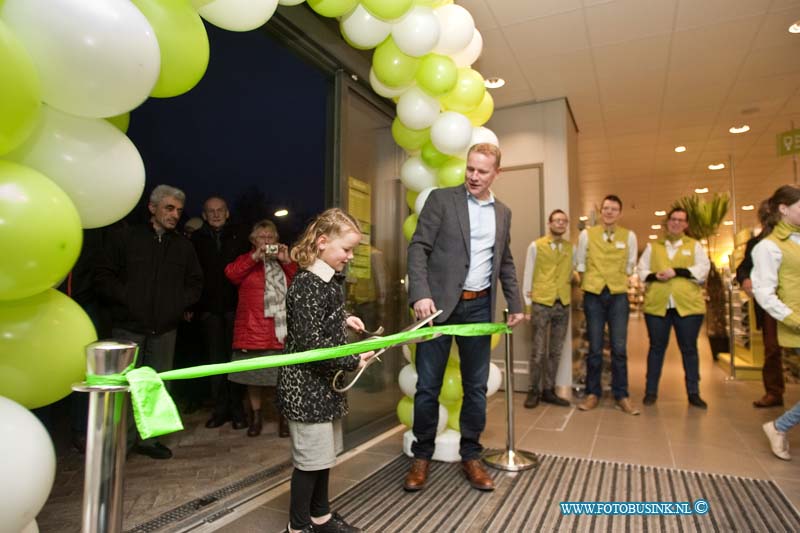 170125506.jpg - DORDRECHT - Op woensdag 25 januari 2017 werd er op het leerpark in Dordrecht de nieuwe supermarkt geopend.Om acht uur vanmorgen knipte de dochter van de nieuwe eigenaar het lintje door.Er stonden al tien tallen mensen klaar om in de nieuwe supermarkt te gaan winkelen.Gisteren was er ook een opening deze was voor personeel en de wethouder gaf een speech.De supermarkt is slim ingericht voor de school gaande jeugd.Scholieren hoeven hierdoor niet de hele winkel door.Frisdranken , broodjes en chips staan vooraan.Deze digitale foto blijft eigendom van FOTOPERSBURO BUSINK. Wij hanteren de voorwaarden van het N.V.F. en N.V.J. Gebruik van deze foto impliceert dat u bekend bent  en akkoord gaat met deze voorwaarden bij publicatie.EB/ETIENNE BUSINK