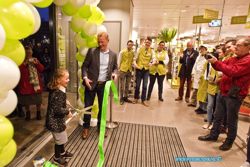 170125511.jpg - DORDRECHT - Op woensdag 25 januari 2017 werd er op het leerpark in Dordrecht de nieuwe supermarkt geopend.Om acht uur vanmorgen knipte de dochter van de nieuwe eigenaar het lintje door.Er stonden al tien tallen mensen klaar om in de nieuwe supermarkt te gaan winkelen.Gisteren was er ook een opening deze was voor personeel en de wethouder gaf een speech.De supermarkt is slim ingericht voor de school gaande jeugd.Scholieren hoeven hierdoor niet de hele winkel door.Frisdranken , broodjes en chips staan vooraan.Deze digitale foto blijft eigendom van FOTOPERSBURO BUSINK. Wij hanteren de voorwaarden van het N.V.F. en N.V.J. Gebruik van deze foto impliceert dat u bekend bent  en akkoord gaat met deze voorwaarden bij publicatie.EB/ETIENNE BUSINK