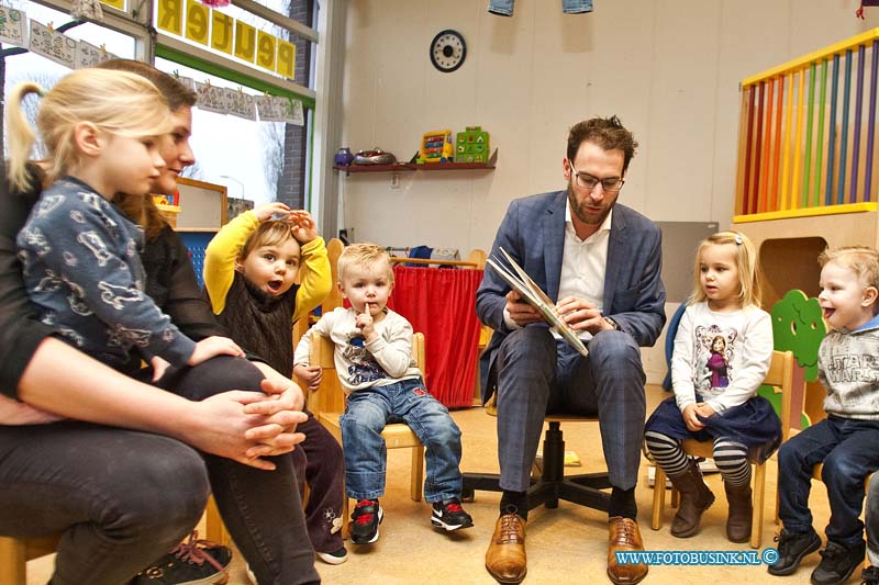 170125569.jpg - DORDRECHT - Op woensdag 25 januari 2017 zijn de nationale voorleesweken op alle basisscholen in Nederland begonnen.Zo ook op basisschool de Regenboog aan de Volerakweg in DordrechtWethouder Peter Heijkoop was op die school aanwezig om daar de peutergroep voor te lezen.Op de Regenboog zitten veel kinderen uit sociaal zwakke milieus voor wie voorgelezen worden niet vanzelfsprekend is. De school heeft leesbevordering hoog in het vaandel staan. Zo wordt er dagelijks voorgelezen in alle groepen, van de peuters t/m groep 8, heeft de school op elke locatie een up-to-date schoolbibliotheek, gezinnen doen volop mee met de VoorleesExpress (vorig schooljaar 35 gezinnen) en er is een goede samenwerking met De Bibliotheek Aanzet.Puntje voor de wethouder hij kwam te laat op school omdat hij op de verkeerde locatie van de school stond waarschijnlijk adres verkeerd gelezen !Deze digitale foto blijft eigendom van FOTOPERSBURO BUSINK. Wij hanteren de voorwaarden van het N.V.F. en N.V.J. Gebruik van deze foto impliceert dat u bekend bent  en akkoord gaat met deze voorwaarden bij publicatie.EB/ETIENNE BUSINK