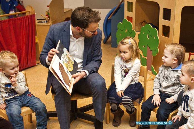 170125572.jpg - DORDRECHT - Op woensdag 25 januari 2017 zijn de nationale voorleesweken op alle basisscholen in Nederland begonnen.Zo ook op basisschool de Regenboog aan de Volerakweg in DordrechtWethouder Peter Heijkoop was op die school aanwezig om daar de peutergroep voor te lezen.Op de Regenboog zitten veel kinderen uit sociaal zwakke milieus voor wie voorgelezen worden niet vanzelfsprekend is. De school heeft leesbevordering hoog in het vaandel staan. Zo wordt er dagelijks voorgelezen in alle groepen, van de peuters t/m groep 8, heeft de school op elke locatie een up-to-date schoolbibliotheek, gezinnen doen volop mee met de VoorleesExpress (vorig schooljaar 35 gezinnen) en er is een goede samenwerking met De Bibliotheek Aanzet.Puntje voor de wethouder hij kwam te laat op school omdat hij op de verkeerde locatie van de school stond waarschijnlijk adres verkeerd gelezen !Deze digitale foto blijft eigendom van FOTOPERSBURO BUSINK. Wij hanteren de voorwaarden van het N.V.F. en N.V.J. Gebruik van deze foto impliceert dat u bekend bent  en akkoord gaat met deze voorwaarden bij publicatie.EB/ETIENNE BUSINK