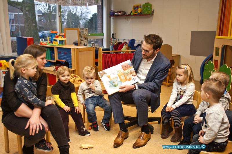 170125579.jpg - DORDRECHT - Op woensdag 25 januari 2017 zijn de nationale voorleesweken op alle basisscholen in Nederland begonnen.Zo ook op basisschool de Regenboog aan de Volerakweg in DordrechtWethouder Peter Heijkoop was op die school aanwezig om daar de peutergroep voor te lezen.Op de Regenboog zitten veel kinderen uit sociaal zwakke milieus voor wie voorgelezen worden niet vanzelfsprekend is. De school heeft leesbevordering hoog in het vaandel staan. Zo wordt er dagelijks voorgelezen in alle groepen, van de peuters t/m groep 8, heeft de school op elke locatie een up-to-date schoolbibliotheek, gezinnen doen volop mee met de VoorleesExpress (vorig schooljaar 35 gezinnen) en er is een goede samenwerking met De Bibliotheek Aanzet.Puntje voor de wethouder hij kwam te laat op school omdat hij op de verkeerde locatie van de school stond waarschijnlijk adres verkeerd gelezen !Deze digitale foto blijft eigendom van FOTOPERSBURO BUSINK. Wij hanteren de voorwaarden van het N.V.F. en N.V.J. Gebruik van deze foto impliceert dat u bekend bent  en akkoord gaat met deze voorwaarden bij publicatie.EB/ETIENNE BUSINK