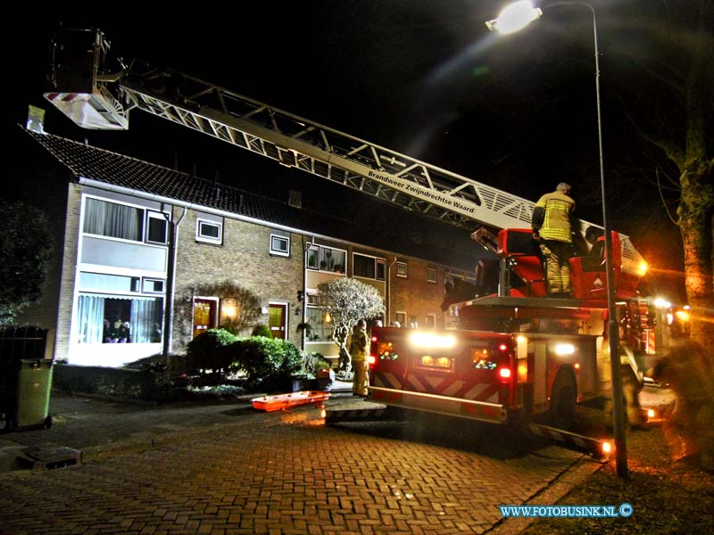 17012601.jpg - ZWIJNDRECHT: 26 Januari 2017: In een woning aan de Laurensvliet is een man is bekneld geraakt onder een traplift aan het einde van de avond werden de hulpdiensten gealarmeerd. De hulpdiensten waren snel ter plaatse, maar het duurde even voor dat de man uit zijn benarde situatie was bevrijdt. De brandweer en Ambulance personeel hebben de man kunnen bevrijden. Hij is met  letsel overgebracht naar het een Ziekenhuis. Ook de traumahelikopter werd opgeroepen, deze bleek niet nodig te zijn.Deze digitale foto blijft eigendom van FOTOPERSBURO BUSINK. Wij hanteren de voorwaarden van het N.V.F. en N.V.J. Gebruik van deze foto impliceert dat u bekend bent  en akkoord gaat met deze voorwaarden bij publicatie.EB/ETIENNE BUSINK