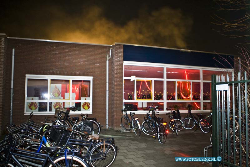 17012602.jpg - Oud Beijerland:26 Januari 2017: Een grote brand oefening van Brandweer en GGD en politie en lotus Team op de Basisschool Sabina Van Egmond aan de Sportlaan was gisterenavond levens echt.Deze digitale foto blijft eigendom van FOTOPERSBURO BUSINK. Wij hanteren de voorwaarden van het N.V.F. en N.V.J. Gebruik van deze foto impliceert dat u bekend bent  en akkoord gaat met deze voorwaarden bij publicatie.EB/ETIENNE BUSINK