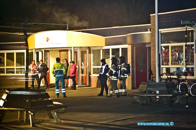 17012603.jpg - Oud Beijerland:26 Januari 2017: Een grote brand oefening van Brandweer en GGD en politie en lotus Team op de Basisschool Sabina Van Egmond aan de Sportlaan was gisterenavond levens echt.Deze digitale foto blijft eigendom van FOTOPERSBURO BUSINK. Wij hanteren de voorwaarden van het N.V.F. en N.V.J. Gebruik van deze foto impliceert dat u bekend bent  en akkoord gaat met deze voorwaarden bij publicatie.EB/ETIENNE BUSINK