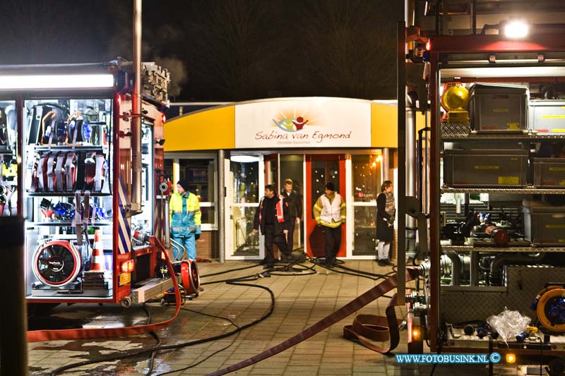 17012604.jpg - Oud Beijerland:26 Januari 2017: Een grote brand oefening van Brandweer en GGD en politie en lotus Team op de Basisschool Sabina Van Egmond aan de Sportlaan was gisterenavond levens echt.Deze digitale foto blijft eigendom van FOTOPERSBURO BUSINK. Wij hanteren de voorwaarden van het N.V.F. en N.V.J. Gebruik van deze foto impliceert dat u bekend bent  en akkoord gaat met deze voorwaarden bij publicatie.EB/ETIENNE BUSINK