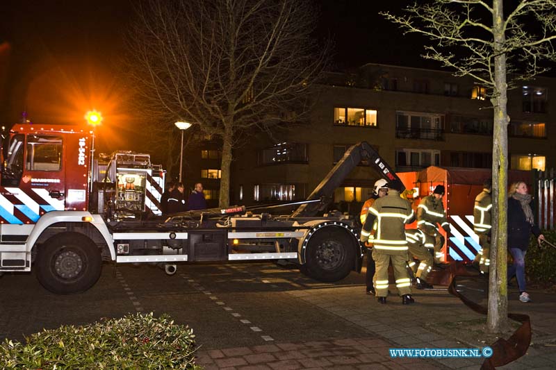 17012605.jpg - Oud Beijerland:26 Januari 2017: Een grote brand oefening van Brandweer en GGD en politie en lotus Team op de Basisschool Sabina Van Egmond aan de Sportlaan was gisterenavond levens echt.Deze digitale foto blijft eigendom van FOTOPERSBURO BUSINK. Wij hanteren de voorwaarden van het N.V.F. en N.V.J. Gebruik van deze foto impliceert dat u bekend bent  en akkoord gaat met deze voorwaarden bij publicatie.EB/ETIENNE BUSINK