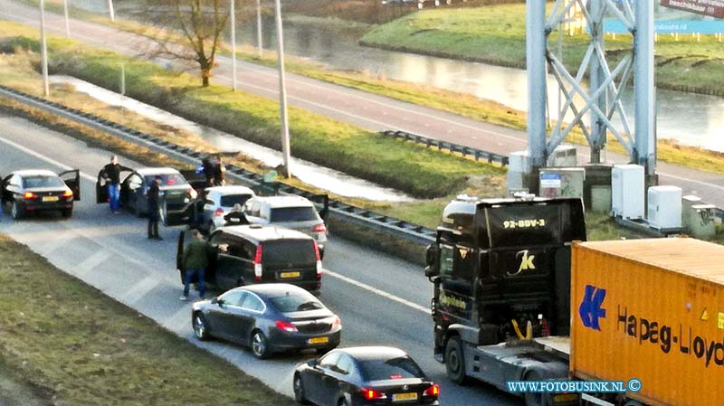 170126509.jpg - ZWIJNDRECHT - Op donderdag 26 januari 2017 heeft het arrestatieteam van de politie iemand op de Rijksweg A16 met getrokken wapens aangehouden.Het gebeurde bij de oprit naar de A16 toe richting Dordrecht van af Hendrik ido Ambacht.Waarom het arrestatieteam in actie kwam is nu nog onbekend.Deze digitale foto blijft eigendom van FOTOPERSBURO BUSINK. Wij hanteren de voorwaarden van het N.V.F. en N.V.J. Gebruik van deze foto impliceert dat u bekend bent  en akkoord gaat met deze voorwaarden bij publicatie.EB/ETIENNE BUSINK