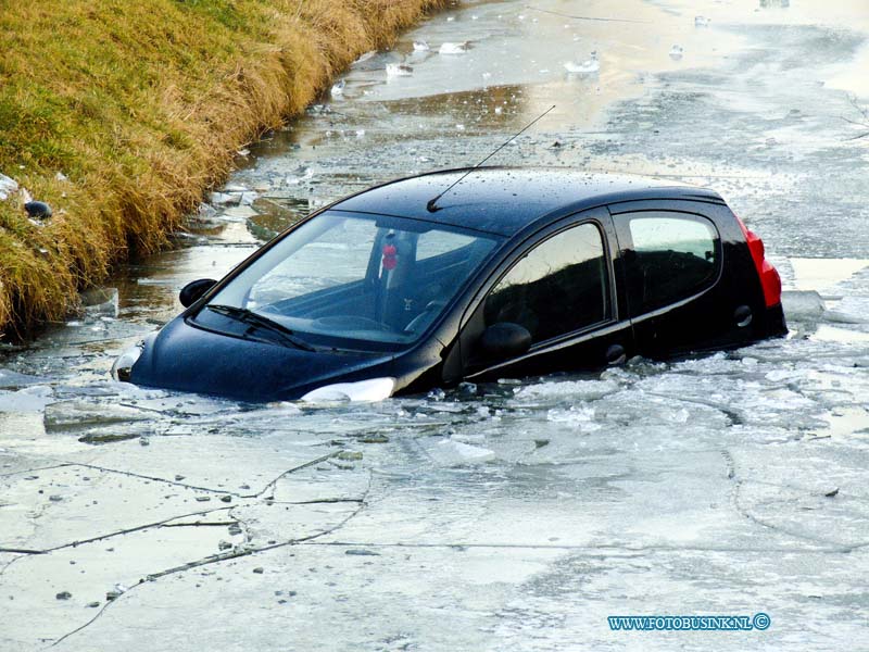 170126511.jpg - HEERJANSDAM - Op donderdag 26 januari 2017 is er op de langeweg in Heerjansdam een auto te water geraakt.De bestuurder van het voertuig kon zelf uit de auto komen en raakte niet gewond.De brandweer die ook was opgeroepen werden afgemeld.De Langeweg is tijdelijk afgesloten geweest voor het bergen van het voertuig.Deze digitale foto blijft eigendom van FOTOPERSBURO BUSINK. Wij hanteren de voorwaarden van het N.V.F. en N.V.J. Gebruik van deze foto impliceert dat u bekend bent  en akkoord gaat met deze voorwaarden bij publicatie.EB/ETIENNE BUSINK