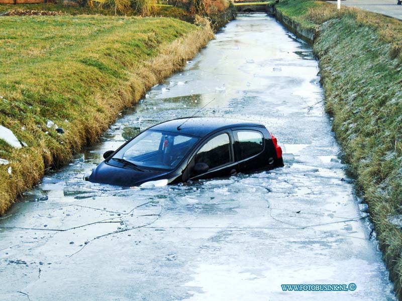 170126512.jpg - HEERJANSDAM - Op donderdag 26 januari 2017 is er op de langeweg in Heerjansdam een auto te water geraakt.De bestuurder van het voertuig kon zelf uit de auto komen en raakte niet gewond.De brandweer die ook was opgeroepen werden afgemeld.De Langeweg is tijdelijk afgesloten geweest voor het bergen van het voertuig.Deze digitale foto blijft eigendom van FOTOPERSBURO BUSINK. Wij hanteren de voorwaarden van het N.V.F. en N.V.J. Gebruik van deze foto impliceert dat u bekend bent  en akkoord gaat met deze voorwaarden bij publicatie.EB/ETIENNE BUSINK