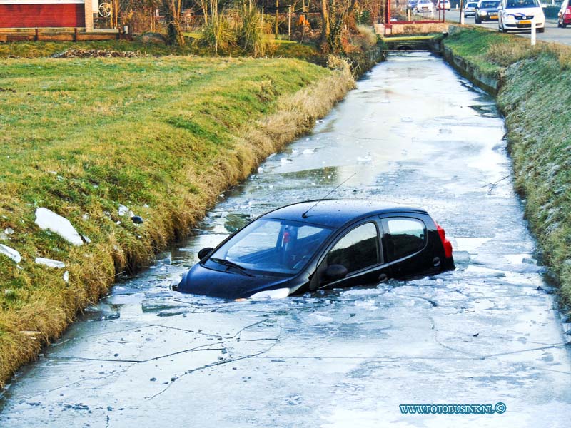 170126513.jpg - HEERJANSDAM - Op donderdag 26 januari 2017 is er op de langeweg in Heerjansdam een auto te water geraakt.De bestuurder van het voertuig kon zelf uit de auto komen en raakte niet gewond.De brandweer die ook was opgeroepen werden afgemeld.De Langeweg is tijdelijk afgesloten geweest voor het bergen van het voertuig.Deze digitale foto blijft eigendom van FOTOPERSBURO BUSINK. Wij hanteren de voorwaarden van het N.V.F. en N.V.J. Gebruik van deze foto impliceert dat u bekend bent  en akkoord gaat met deze voorwaarden bij publicatie.EB/ETIENNE BUSINK