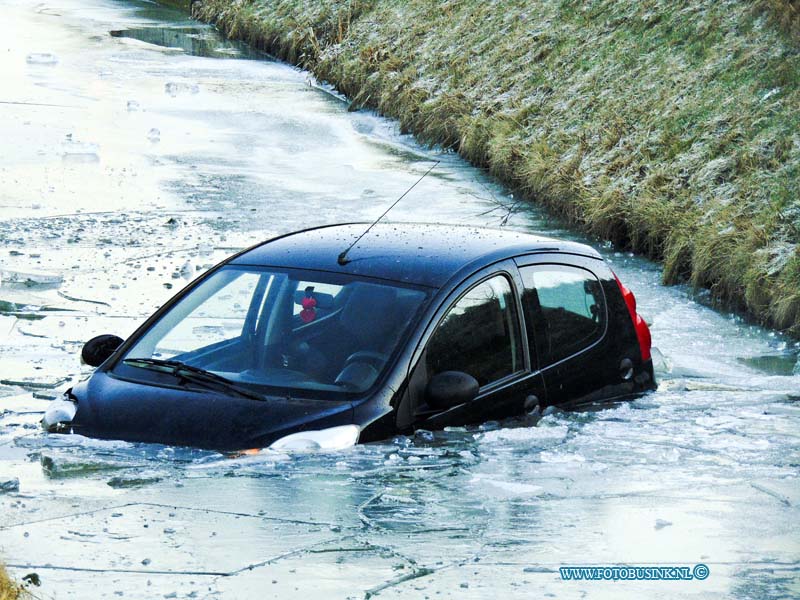 170126515.jpg - HEERJANSDAM - Op donderdag 26 januari 2017 is er op de langeweg in Heerjansdam een auto te water geraakt.De bestuurder van het voertuig kon zelf uit de auto komen en raakte niet gewond.De brandweer die ook was opgeroepen werden afgemeld.De Langeweg is tijdelijk afgesloten geweest voor het bergen van het voertuig.Deze digitale foto blijft eigendom van FOTOPERSBURO BUSINK. Wij hanteren de voorwaarden van het N.V.F. en N.V.J. Gebruik van deze foto impliceert dat u bekend bent  en akkoord gaat met deze voorwaarden bij publicatie.EB/ETIENNE BUSINK