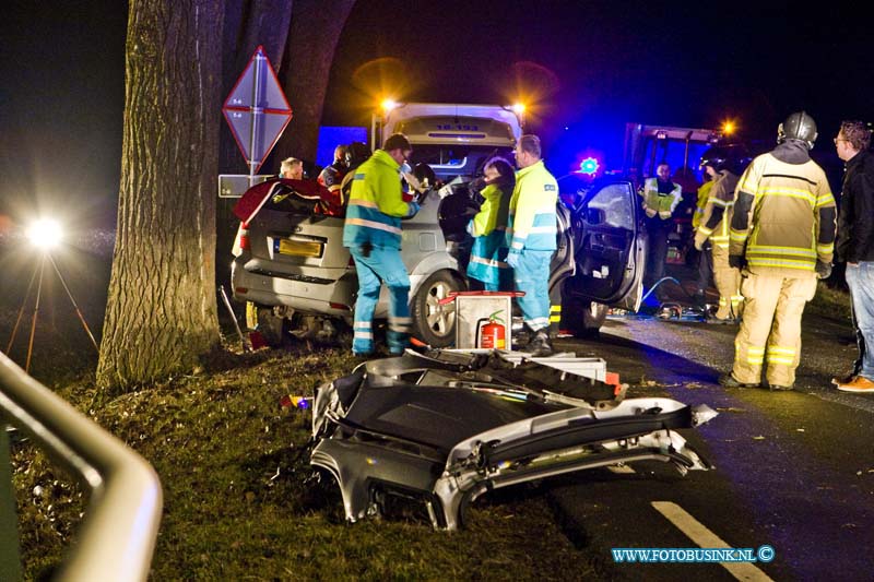 17012901.jpg - LANGERAK: 29 januari 2017: Bij een zeer ernstig auto ongeval op de Melkweg is vanavond een automobilist tegen een boom gereden. De brandweer kwam met groot materieel ter plaatse en was geruime tijd bezig de gewonde persoon, die met zijn benen bekneld zat, uit zijn auto te bevrijden. Een traumahelikopter is ter plaatse, een mobiel medisch team verleende bijstand. De toedracht van het ongeval is nog niet bekend. Het ongeval vond plaats nabij de rotonde met de N216. Deze digitale foto blijft eigendom van FOTOPERSBURO BUSINK. Wij hanteren de voorwaarden van het N.V.F. en N.V.J. Gebruik van deze foto impliceert dat u bekend bent  en akkoord gaat met deze voorwaarden bij publicatie.EB/ETIENNE BUSINK