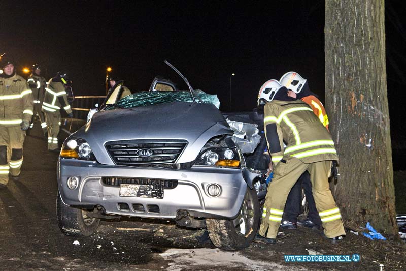 17012902.jpg - LANGERAK: 29 januari 2017: Bij een zeer ernstig auto ongeval op de Melkweg is vanavond een automobilist tegen een boom gereden. De brandweer kwam met groot materieel ter plaatse en was geruime tijd bezig de gewonde persoon, die met zijn benen bekneld zat, uit zijn auto te bevrijden. Een traumahelikopter is ter plaatse, een mobiel medisch team verleende bijstand. De toedracht van het ongeval is nog niet bekend. Het ongeval vond plaats nabij de rotonde met de N216. Deze digitale foto blijft eigendom van FOTOPERSBURO BUSINK. Wij hanteren de voorwaarden van het N.V.F. en N.V.J. Gebruik van deze foto impliceert dat u bekend bent  en akkoord gaat met deze voorwaarden bij publicatie.EB/ETIENNE BUSINK