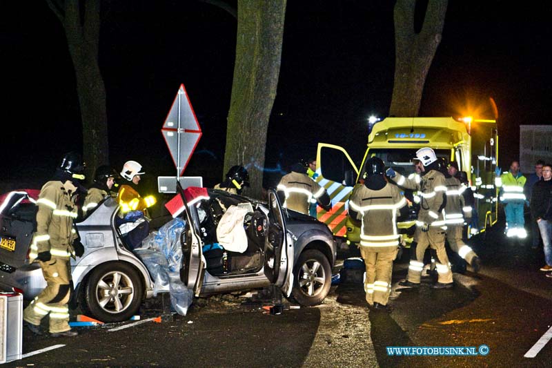 17012903.jpg - LANGERAK: 29 januari 2017: Bij een zeer ernstig auto ongeval op de Melkweg is vanavond een automobilist tegen een boom gereden. De brandweer kwam met groot materieel ter plaatse en was geruime tijd bezig de gewonde persoon, die met zijn benen bekneld zat, uit zijn auto te bevrijden. Een traumahelikopter is ter plaatse, een mobiel medisch team verleende bijstand. De toedracht van het ongeval is nog niet bekend. Het ongeval vond plaats nabij de rotonde met de N216. Deze digitale foto blijft eigendom van FOTOPERSBURO BUSINK. Wij hanteren de voorwaarden van het N.V.F. en N.V.J. Gebruik van deze foto impliceert dat u bekend bent  en akkoord gaat met deze voorwaarden bij publicatie.EB/ETIENNE BUSINK