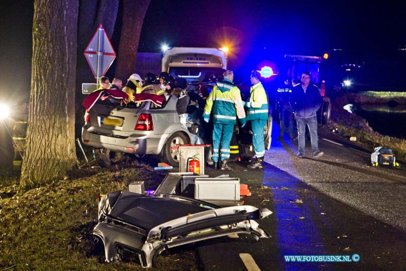 17012904.jpg - LANGERAK: 29 januari 2017: Bij een zeer ernstig auto ongeval op de Melkweg is vanavond een automobilist tegen een boom gereden. De brandweer kwam met groot materieel ter plaatse en was geruime tijd bezig de gewonde persoon, die met zijn benen bekneld zat, uit zijn auto te bevrijden. Een traumahelikopter is ter plaatse, een mobiel medisch team verleende bijstand. De toedracht van het ongeval is nog niet bekend. Het ongeval vond plaats nabij de rotonde met de N216. Deze digitale foto blijft eigendom van FOTOPERSBURO BUSINK. Wij hanteren de voorwaarden van het N.V.F. en N.V.J. Gebruik van deze foto impliceert dat u bekend bent  en akkoord gaat met deze voorwaarden bij publicatie.EB/ETIENNE BUSINK