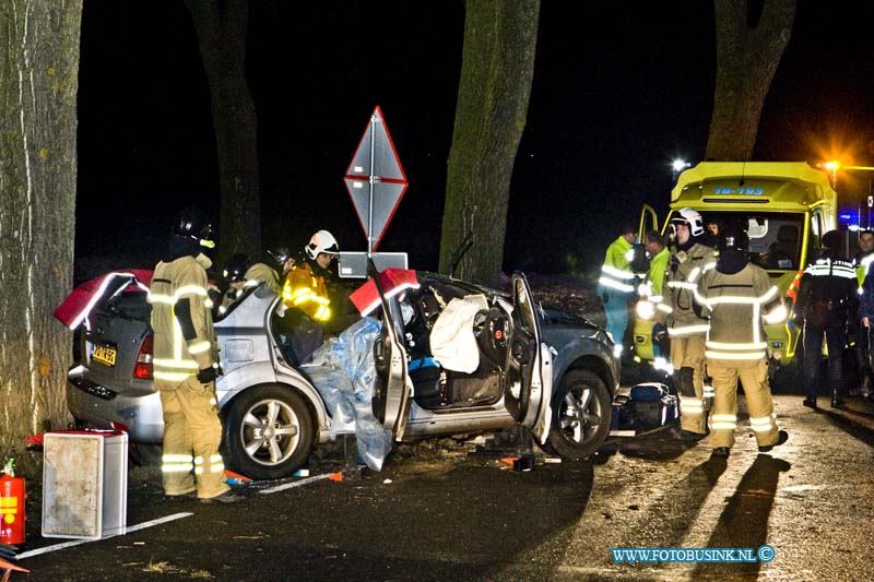 17012905.jpg - LANGERAK: 29 januari 2017: Bij een zeer ernstig auto ongeval op de Melkweg is vanavond een automobilist tegen een boom gereden. De brandweer kwam met groot materieel ter plaatse en was geruime tijd bezig de gewonde persoon, die met zijn benen bekneld zat, uit zijn auto te bevrijden. Een traumahelikopter is ter plaatse, een mobiel medisch team verleende bijstand. De toedracht van het ongeval is nog niet bekend. Het ongeval vond plaats nabij de rotonde met de N216. Deze digitale foto blijft eigendom van FOTOPERSBURO BUSINK. Wij hanteren de voorwaarden van het N.V.F. en N.V.J. Gebruik van deze foto impliceert dat u bekend bent  en akkoord gaat met deze voorwaarden bij publicatie.EB/ETIENNE BUSINK