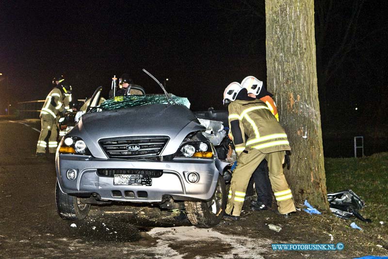 17012906.jpg - LANGERAK: 29 januari 2017: Bij een zeer ernstig auto ongeval op de Melkweg is vanavond een automobilist tegen een boom gereden. De brandweer kwam met groot materieel ter plaatse en was geruime tijd bezig de gewonde persoon, die met zijn benen bekneld zat, uit zijn auto te bevrijden. Een traumahelikopter is ter plaatse, een mobiel medisch team verleende bijstand. De toedracht van het ongeval is nog niet bekend. Het ongeval vond plaats nabij de rotonde met de N216. Deze digitale foto blijft eigendom van FOTOPERSBURO BUSINK. Wij hanteren de voorwaarden van het N.V.F. en N.V.J. Gebruik van deze foto impliceert dat u bekend bent  en akkoord gaat met deze voorwaarden bij publicatie.EB/ETIENNE BUSINK