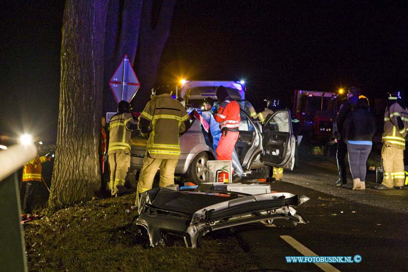 17012907.jpg - LANGERAK: 29 januari 2017: Bij een zeer ernstig auto ongeval op de Melkweg is vanavond een automobilist tegen een boom gereden. De brandweer kwam met groot materieel ter plaatse en was geruime tijd bezig de gewonde persoon, die met zijn benen bekneld zat, uit zijn auto te bevrijden. Een traumahelikopter is ter plaatse, een mobiel medisch team verleende bijstand. De toedracht van het ongeval is nog niet bekend. Het ongeval vond plaats nabij de rotonde met de N216. Deze digitale foto blijft eigendom van FOTOPERSBURO BUSINK. Wij hanteren de voorwaarden van het N.V.F. en N.V.J. Gebruik van deze foto impliceert dat u bekend bent  en akkoord gaat met deze voorwaarden bij publicatie.EB/ETIENNE BUSINK