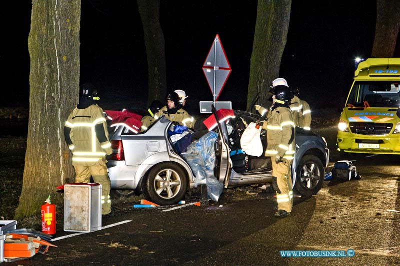 17012908.jpg - LANGERAK: 29 januari 2017: Bij een zeer ernstig auto ongeval op de Melkweg is vanavond een automobilist tegen een boom gereden. De brandweer kwam met groot materieel ter plaatse en was geruime tijd bezig de gewonde persoon, die met zijn benen bekneld zat, uit zijn auto te bevrijden. Een traumahelikopter is ter plaatse, een mobiel medisch team verleende bijstand. De toedracht van het ongeval is nog niet bekend. Het ongeval vond plaats nabij de rotonde met de N216. Deze digitale foto blijft eigendom van FOTOPERSBURO BUSINK. Wij hanteren de voorwaarden van het N.V.F. en N.V.J. Gebruik van deze foto impliceert dat u bekend bent  en akkoord gaat met deze voorwaarden bij publicatie.EB/ETIENNE BUSINK