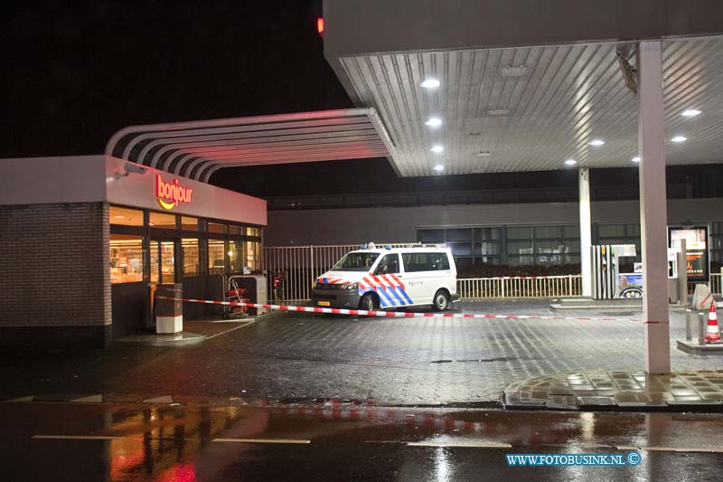 170130501.jpg - DORDRECHT - Op maandag 30 januari 2017 is de bezinnepomp de Total aan de Hugo van Gijnweg in Dordrecht overvallen.De politie is met diverse eenheden bezig de omgeving af te zoeken naar de overvaller.Ook is er een politiehond naar sporen  aan het zoeken.De overvaller had een mes en is na de overval de wijk Krispijn in Dordrecht ingevlucht.De politie is op zoek naar de overvaller -Dader:180m,getint,bivakmuts,zw jas. Weg>#Krispijnseweg. Info? Bel 112 Deze digitale foto blijft eigendom van FOTOPERSBURO BUSINK. Wij hanteren de voorwaarden van het N.V.F. en N.V.J. Gebruik van deze foto impliceert dat u bekend bent  en akkoord gaat met deze voorwaarden bij publicatie.EB/ETIENNE BUSINK