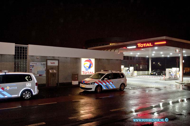 170130512.jpg - DORDRECHT - Op maandag 30 januari 2017 is de bezinnepomp de Total aan de Hugo van Gijnweg in Dordrecht overvallen.De politie is met diverse eenheden bezig de omgeving af te zoeken naar de overvaller.Ook is er een politiehond naar sporen  aan het zoeken.De overvaller had een mes en is na de overval de wijk Krispijn in Dordrecht ingevlucht.De politie is op zoek naar de overvaller -Dader:180m,getint,bivakmuts,zw jas. Weg>#Krispijnseweg. Info? Bel 112 Deze digitale foto blijft eigendom van FOTOPERSBURO BUSINK. Wij hanteren de voorwaarden van het N.V.F. en N.V.J. Gebruik van deze foto impliceert dat u bekend bent  en akkoord gaat met deze voorwaarden bij publicatie.EB/ETIENNE BUSINK