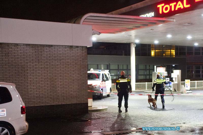 170130516.jpg - DORDRECHT - Op maandag 30 januari 2017 is de bezinnepomp de Total aan de Hugo van Gijnweg in Dordrecht overvallen.De politie is met diverse eenheden bezig de omgeving af te zoeken naar de overvaller.Ook is er een politiehond naar sporen  aan het zoeken.De overvaller had een mes en is na de overval de wijk Krispijn in Dordrecht ingevlucht.De politie is op zoek naar de overvaller -Dader:180m,getint,bivakmuts,zw jas. Weg>#Krispijnseweg. Info? Bel 112 Deze digitale foto blijft eigendom van FOTOPERSBURO BUSINK. Wij hanteren de voorwaarden van het N.V.F. en N.V.J. Gebruik van deze foto impliceert dat u bekend bent  en akkoord gaat met deze voorwaarden bij publicatie.EB/ETIENNE BUSINK