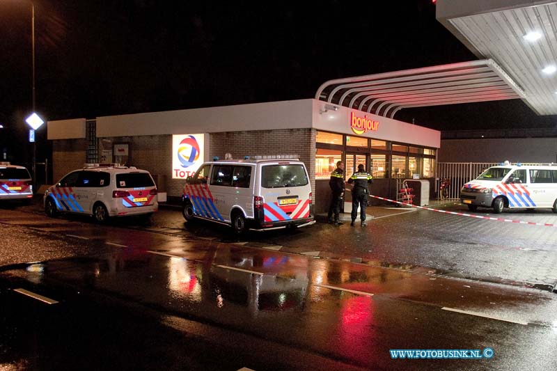 170130523.jpg - DORDRECHT - Op maandag 30 januari 2017 is de bezinnepomp de Total aan de Hugo van Gijnweg in Dordrecht overvallen.De politie is met diverse eenheden bezig de omgeving af te zoeken naar de overvaller.Ook is er een politiehond naar sporen  aan het zoeken.De overvaller had een mes en is na de overval de wijk Krispijn in Dordrecht ingevlucht.De politie is op zoek naar de overvaller -Dader:180m,getint,bivakmuts,zw jas. Weg>#Krispijnseweg. Info? Bel 112 Deze digitale foto blijft eigendom van FOTOPERSBURO BUSINK. Wij hanteren de voorwaarden van het N.V.F. en N.V.J. Gebruik van deze foto impliceert dat u bekend bent  en akkoord gaat met deze voorwaarden bij publicatie.EB/ETIENNE BUSINK