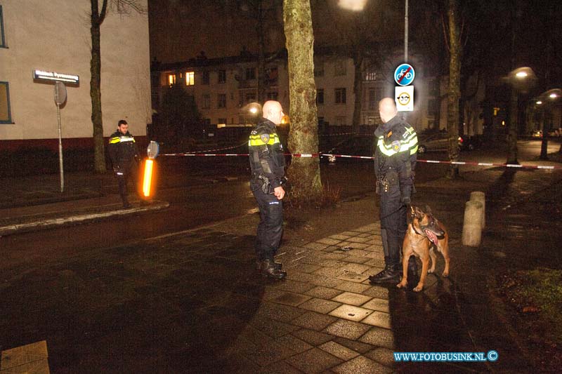 170130528.jpg - DORDRECHT - Op maandag 30 januari 2017 is de bezinnepomp de Total aan de Hugo van Gijnweg in Dordrecht overvallen.De politie is met diverse eenheden bezig de omgeving af te zoeken naar de overvaller.Ook is er een politiehond naar sporen  aan het zoeken.De overvaller had een mes en is na de overval de wijk Krispijn in Dordrecht ingevlucht.De politie is op zoek naar de overvaller -Dader:180m,getint,bivakmuts,zw jas. Weg>#Krispijnseweg. Info? Bel 112 Deze digitale foto blijft eigendom van FOTOPERSBURO BUSINK. Wij hanteren de voorwaarden van het N.V.F. en N.V.J. Gebruik van deze foto impliceert dat u bekend bent  en akkoord gaat met deze voorwaarden bij publicatie.EB/ETIENNE BUSINK