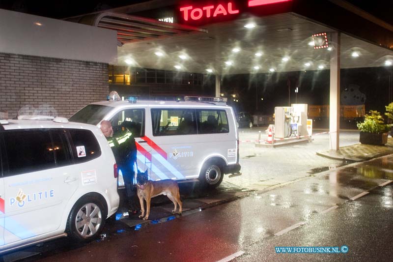 170130537.jpg - DORDRECHT - Op maandag 30 januari 2017 is de bezinnepomp de Total aan de Hugo van Gijnweg in Dordrecht overvallen.De politie is met diverse eenheden bezig de omgeving af te zoeken naar de overvaller.Ook is er een politiehond naar sporen  aan het zoeken.De overvaller had een mes en is na de overval de wijk Krispijn in Dordrecht ingevlucht.De politie is op zoek naar de overvaller -Dader:180m,getint,bivakmuts,zw jas. Weg>#Krispijnseweg. Info? Bel 112 Deze digitale foto blijft eigendom van FOTOPERSBURO BUSINK. Wij hanteren de voorwaarden van het N.V.F. en N.V.J. Gebruik van deze foto impliceert dat u bekend bent  en akkoord gaat met deze voorwaarden bij publicatie.EB/ETIENNE BUSINK