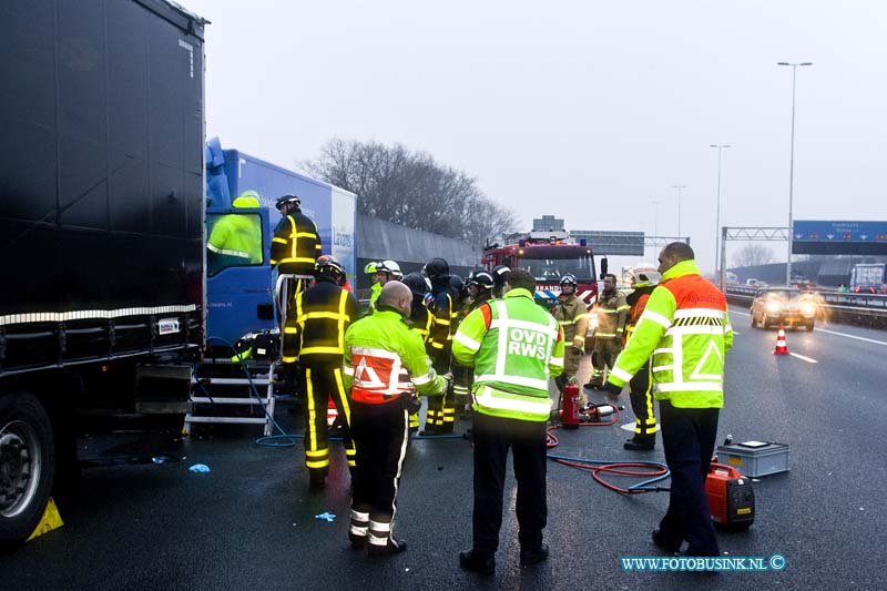 170130547.jpg - ZWIJNDRECHT - Op maandag 30 januari 2017 werden de hulpdiensten waaronder een traumateam, de brandweer en diverse politieeenheden voor een ongeval waar een vrachtwagenchauffeur vast bekneld zat in zijn vrachtwagen nadat deze op een andere vrachtwagen was gebotst op de rijksweg A16 richting Rotterdam ter hoogte van Zwijndrecht.Door het ongeval ontstond er een lange file richting Rotterdam en in de file ontstond ook nog een kop-staart botsing.Nadat de chauffeur was bevrijd door de hulpdiensten werd de chauffer gestabiliseerd en naar een ziekenhuis gebracht.Deze digitale foto blijft eigendom van FOTOPERSBURO BUSINK. Wij hanteren de voorwaarden van het N.V.F. en N.V.J. Gebruik van deze foto impliceert dat u bekend bent  en akkoord gaat met deze voorwaarden bij publicatie.EB/ETIENNE BUSINK