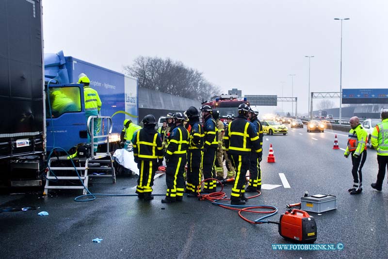 170130552.jpg - ZWIJNDRECHT - Op maandag 30 januari 2017 werden de hulpdiensten waaronder een traumateam, de brandweer en diverse politieeenheden voor een ongeval waar een vrachtwagenchauffeur vast bekneld zat in zijn vrachtwagen nadat deze op een andere vrachtwagen was gebotst op de rijksweg A16 richting Rotterdam ter hoogte van Zwijndrecht.Door het ongeval ontstond er een lange file richting Rotterdam en in de file ontstond ook nog een kop-staart botsing.Nadat de chauffeur was bevrijd door de hulpdiensten werd de chauffer gestabiliseerd en naar een ziekenhuis gebracht.Deze digitale foto blijft eigendom van FOTOPERSBURO BUSINK. Wij hanteren de voorwaarden van het N.V.F. en N.V.J. Gebruik van deze foto impliceert dat u bekend bent  en akkoord gaat met deze voorwaarden bij publicatie.EB/ETIENNE BUSINK