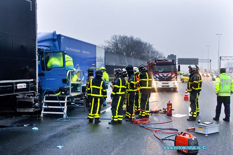170130554.jpg - ZWIJNDRECHT - Op maandag 30 januari 2017 werden de hulpdiensten waaronder een traumateam, de brandweer en diverse politieeenheden voor een ongeval waar een vrachtwagenchauffeur vast bekneld zat in zijn vrachtwagen nadat deze op een andere vrachtwagen was gebotst op de rijksweg A16 richting Rotterdam ter hoogte van Zwijndrecht.Door het ongeval ontstond er een lange file richting Rotterdam en in de file ontstond ook nog een kop-staart botsing.Nadat de chauffeur was bevrijd door de hulpdiensten werd de chauffer gestabiliseerd en naar een ziekenhuis gebracht.Deze digitale foto blijft eigendom van FOTOPERSBURO BUSINK. Wij hanteren de voorwaarden van het N.V.F. en N.V.J. Gebruik van deze foto impliceert dat u bekend bent  en akkoord gaat met deze voorwaarden bij publicatie.EB/ETIENNE BUSINK