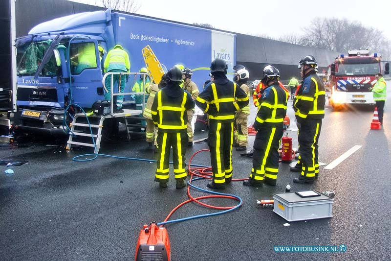 170130560.jpg - ZWIJNDRECHT - Op maandag 30 januari 2017 werden de hulpdiensten waaronder een traumateam, de brandweer en diverse politieeenheden voor een ongeval waar een vrachtwagenchauffeur vast bekneld zat in zijn vrachtwagen nadat deze op een andere vrachtwagen was gebotst op de rijksweg A16 richting Rotterdam ter hoogte van Zwijndrecht.Door het ongeval ontstond er een lange file richting Rotterdam en in de file ontstond ook nog een kop-staart botsing.Nadat de chauffeur was bevrijd door de hulpdiensten werd de chauffer gestabiliseerd en naar een ziekenhuis gebracht.Deze digitale foto blijft eigendom van FOTOPERSBURO BUSINK. Wij hanteren de voorwaarden van het N.V.F. en N.V.J. Gebruik van deze foto impliceert dat u bekend bent  en akkoord gaat met deze voorwaarden bij publicatie.EB/ETIENNE BUSINK