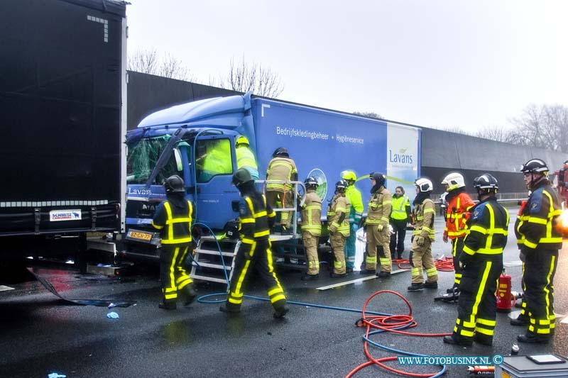 170130562.jpg - ZWIJNDRECHT - Op maandag 30 januari 2017 werden de hulpdiensten waaronder een traumateam, de brandweer en diverse politieeenheden voor een ongeval waar een vrachtwagenchauffeur vast bekneld zat in zijn vrachtwagen nadat deze op een andere vrachtwagen was gebotst op de rijksweg A16 richting Rotterdam ter hoogte van Zwijndrecht.Door het ongeval ontstond er een lange file richting Rotterdam en in de file ontstond ook nog een kop-staart botsing.Nadat de chauffeur was bevrijd door de hulpdiensten werd de chauffer gestabiliseerd en naar een ziekenhuis gebracht.Deze digitale foto blijft eigendom van FOTOPERSBURO BUSINK. Wij hanteren de voorwaarden van het N.V.F. en N.V.J. Gebruik van deze foto impliceert dat u bekend bent  en akkoord gaat met deze voorwaarden bij publicatie.EB/ETIENNE BUSINK