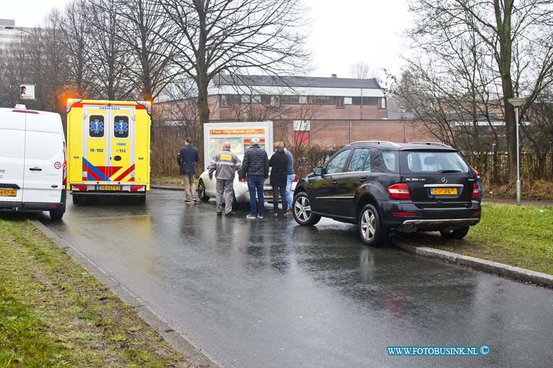 170130595.jpg - DORDRECHT - Op maandag 30 januari is een automobilist na een aanrijding door de tegen partij zwaar mishandeld.Het slachtoffer kon later weg vluchten met zijn auto maar werd iets later door de zware mishandeling op de de Copernicusweg in Dordrecht af rit N3 onwel.een voorbijkomende auto van de ANWB zorgde voor afzetting later kwam er nog een twee auto van de ANWB bij.Helaas reden bestuurders gewoon met hun auto over het fietspad de Zuidendijk op.Een bestuurder negeerde de afzetting en ging gewoon spook rijden de politie die net er was zag dit en ging de spookrijder achterna.Deze digitale foto blijft eigendom van FOTOPERSBURO BUSINK. Wij hanteren de voorwaarden van het N.V.F. en N.V.J. Gebruik van deze foto impliceert dat u bekend bent  en akkoord gaat met deze voorwaarden bij publicatie.EB/ETIENNE BUSINK