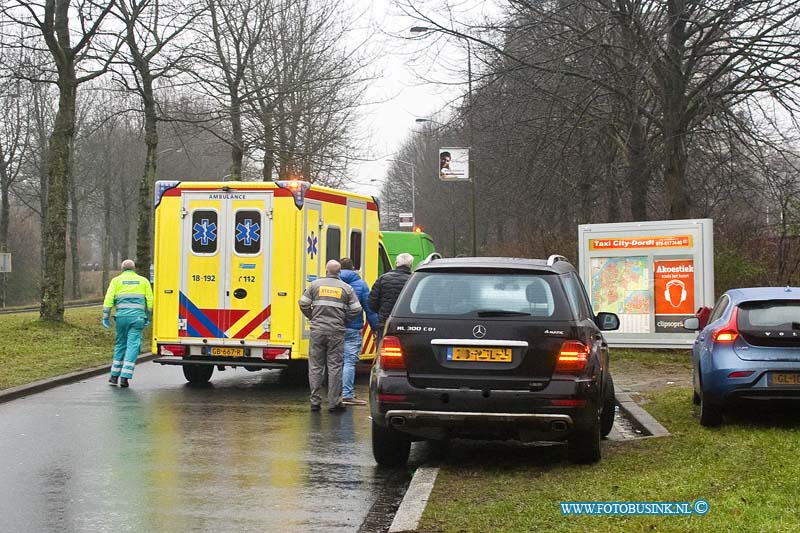 170130599.jpg - DORDRECHT - Op maandag 30 januari is een automobilist na een aanrijding door de tegen partij zwaar mishandeld.Het slachtoffer kon later weg vluchten met zijn auto maar werd iets later door de zware mishandeling op de de Copernicusweg in Dordrecht af rit N3 onwel.een voorbijkomende auto van de ANWB zorgde voor afzetting later kwam er nog een twee auto van de ANWB bij.Helaas reden bestuurders gewoon met hun auto over het fietspad de Zuidendijk op.Een bestuurder negeerde de afzetting en ging gewoon spook rijden de politie die net er was zag dit en ging de spookrijder achterna.Deze digitale foto blijft eigendom van FOTOPERSBURO BUSINK. Wij hanteren de voorwaarden van het N.V.F. en N.V.J. Gebruik van deze foto impliceert dat u bekend bent  en akkoord gaat met deze voorwaarden bij publicatie.EB/ETIENNE BUSINK