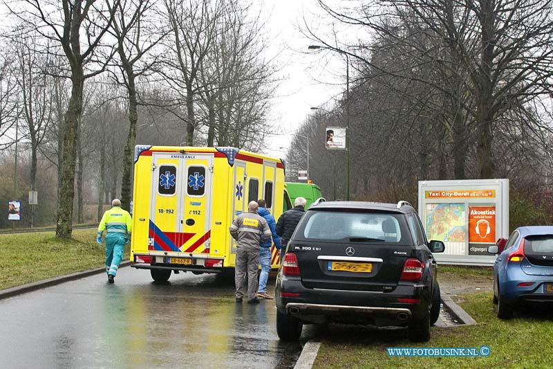 170130600.jpg - DORDRECHT - Op maandag 30 januari is een automobilist na een aanrijding door de tegen partij zwaar mishandeld.Het slachtoffer kon later weg vluchten met zijn auto maar werd iets later door de zware mishandeling op de de Copernicusweg in Dordrecht af rit N3 onwel.een voorbijkomende auto van de ANWB zorgde voor afzetting later kwam er nog een twee auto van de ANWB bij.Helaas reden bestuurders gewoon met hun auto over het fietspad de Zuidendijk op.Een bestuurder negeerde de afzetting en ging gewoon spook rijden de politie die net er was zag dit en ging de spookrijder achterna.Deze digitale foto blijft eigendom van FOTOPERSBURO BUSINK. Wij hanteren de voorwaarden van het N.V.F. en N.V.J. Gebruik van deze foto impliceert dat u bekend bent  en akkoord gaat met deze voorwaarden bij publicatie.EB/ETIENNE BUSINK