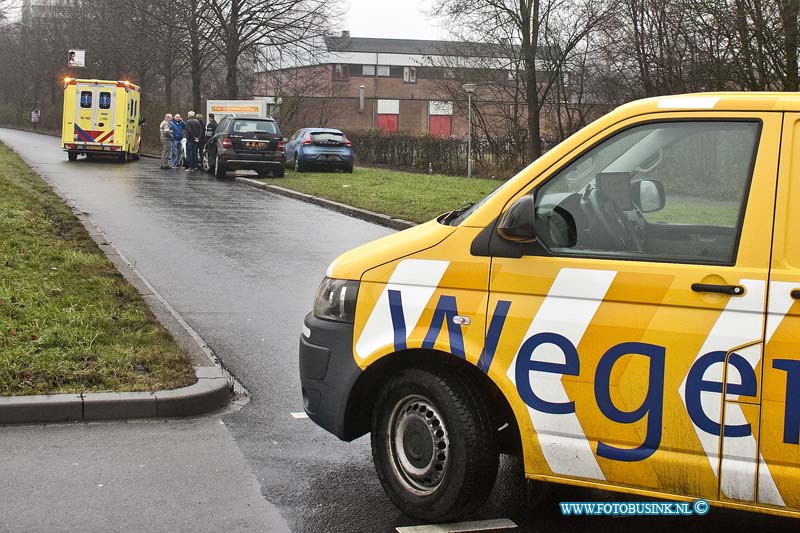 170130601.jpg - DORDRECHT - Op maandag 30 januari is een automobilist na een aanrijding door de tegen partij zwaar mishandeld.Het slachtoffer kon later weg vluchten met zijn auto maar werd iets later door de zware mishandeling op de de Copernicusweg in Dordrecht af rit N3 onwel.een voorbijkomende auto van de ANWB zorgde voor afzetting later kwam er nog een twee auto van de ANWB bij.Helaas reden bestuurders gewoon met hun auto over het fietspad de Zuidendijk op.Een bestuurder negeerde de afzetting en ging gewoon spook rijden de politie die net er was zag dit en ging de spookrijder achterna.Deze digitale foto blijft eigendom van FOTOPERSBURO BUSINK. Wij hanteren de voorwaarden van het N.V.F. en N.V.J. Gebruik van deze foto impliceert dat u bekend bent  en akkoord gaat met deze voorwaarden bij publicatie.EB/ETIENNE BUSINK