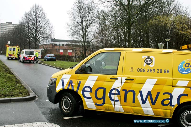 170130642.jpg - DORDRECHT - Op maandag 30 januari is een automobilist na een aanrijding door de tegen partij zwaar mishandeld.Het slachtoffer kon later weg vluchten met zijn auto maar werd iets later door de zware mishandeling op de de Copernicusweg in Dordrecht af rit N3 onwel.een voorbijkomende auto van de ANWB zorgde voor afzetting later kwam er nog een twee auto van de ANWB bij.Helaas reden bestuurders gewoon met hun auto over het fietspad de Zuidendijk op.Een bestuurder negeerde de afzetting en ging gewoon spook rijden de politie die net er was zag dit en ging de spookrijder achterna.Deze digitale foto blijft eigendom van FOTOPERSBURO BUSINK. Wij hanteren de voorwaarden van het N.V.F. en N.V.J. Gebruik van deze foto impliceert dat u bekend bent  en akkoord gaat met deze voorwaarden bij publicatie.EB/ETIENNE BUSINK