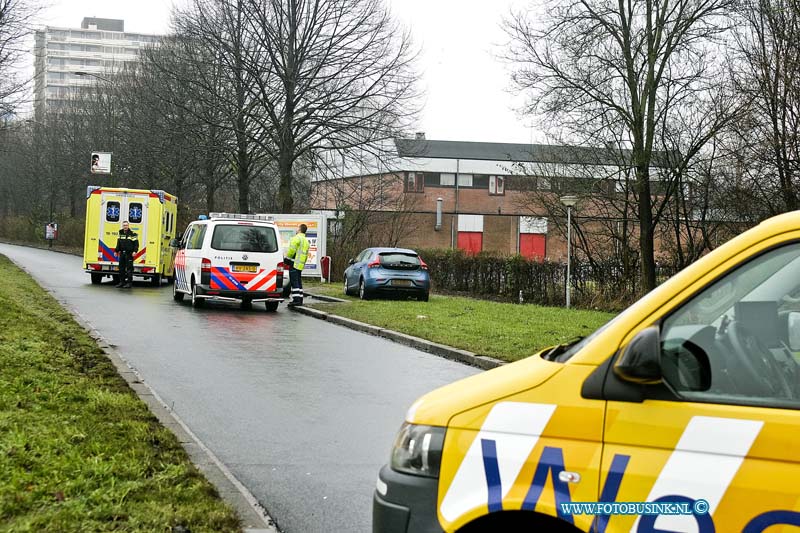 170130644.jpg - DORDRECHT - Op maandag 30 januari is een automobilist na een aanrijding door de tegen partij zwaar mishandeld.Het slachtoffer kon later weg vluchten met zijn auto maar werd iets later door de zware mishandeling op de de Copernicusweg in Dordrecht af rit N3 onwel.een voorbijkomende auto van de ANWB zorgde voor afzetting later kwam er nog een twee auto van de ANWB bij.Helaas reden bestuurders gewoon met hun auto over het fietspad de Zuidendijk op.Een bestuurder negeerde de afzetting en ging gewoon spook rijden de politie die net er was zag dit en ging de spookrijder achterna.Deze digitale foto blijft eigendom van FOTOPERSBURO BUSINK. Wij hanteren de voorwaarden van het N.V.F. en N.V.J. Gebruik van deze foto impliceert dat u bekend bent  en akkoord gaat met deze voorwaarden bij publicatie.EB/ETIENNE BUSINK