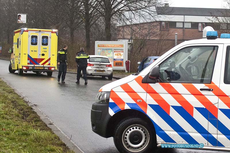 170130650.jpg - DORDRECHT - Op maandag 30 januari is een automobilist na een aanrijding door de tegen partij zwaar mishandeld.Het slachtoffer kon later weg vluchten met zijn auto maar werd iets later door de zware mishandeling op de de Copernicusweg in Dordrecht af rit N3 onwel.een voorbijkomende auto van de ANWB zorgde voor afzetting later kwam er nog een twee auto van de ANWB bij.Helaas reden bestuurders gewoon met hun auto over het fietspad de Zuidendijk op.Een bestuurder negeerde de afzetting en ging gewoon spook rijden de politie die net er was zag dit en ging de spookrijder achterna.Deze digitale foto blijft eigendom van FOTOPERSBURO BUSINK. Wij hanteren de voorwaarden van het N.V.F. en N.V.J. Gebruik van deze foto impliceert dat u bekend bent  en akkoord gaat met deze voorwaarden bij publicatie.EB/ETIENNE BUSINK