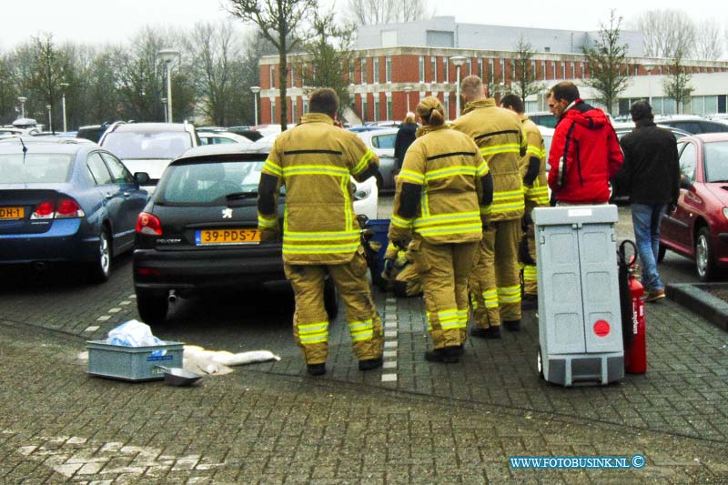 170130700.jpg - ZWIJNDRECHT - Op Maandag 30 januari 2017 werd de brandweer van Zwijndrecht opgeroepen voor een lekkende auto die op het parkeerterrein aan de Langeweg bij het ziekenhuis stond geparkeerd.De auto heeft een tijdje staan lekken waardoor de brandweer een tijdje bezig was met het schoonmaken van de brandstof.Ook de gemeente kwam ter plaatse voor de eventuele brandstof die in het riool was terecht gekomen.Deze digitale foto blijft eigendom van FOTOPERSBURO BUSINK. Wij hanteren de voorwaarden van het N.V.F. en N.V.J. Gebruik van deze foto impliceert dat u bekend bent  en akkoord gaat met deze voorwaarden bij publicatie.EB/ETIENNE BUSINK
