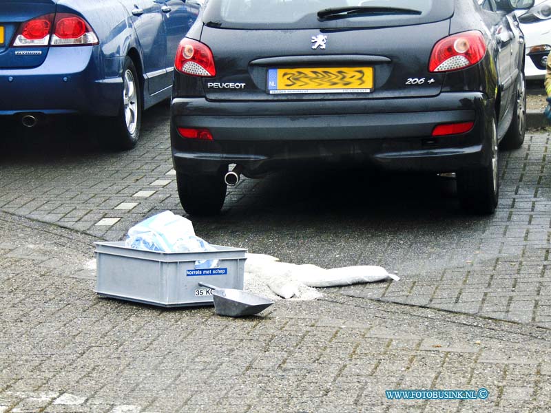 170130702.jpg - ZWIJNDRECHT - Op Maandag 30 januari 2017 werd de brandweer van Zwijndrecht opgeroepen voor een lekkende auto die op het parkeerterrein aan de Langeweg bij het ziekenhuis stond geparkeerd.De auto heeft een tijdje staan lekken waardoor de brandweer een tijdje bezig was met het schoonmaken van de brandstof.Ook de gemeente kwam ter plaatse voor de eventuele brandstof die in het riool was terecht gekomen.Deze digitale foto blijft eigendom van FOTOPERSBURO BUSINK. Wij hanteren de voorwaarden van het N.V.F. en N.V.J. Gebruik van deze foto impliceert dat u bekend bent  en akkoord gaat met deze voorwaarden bij publicatie.EB/ETIENNE BUSINK