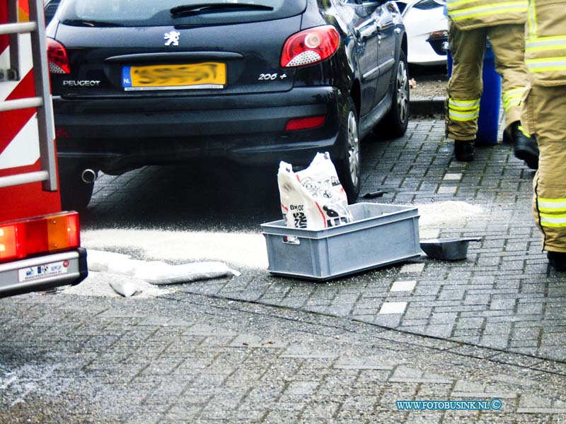 170130706.jpg - ZWIJNDRECHT - Op Maandag 30 januari 2017 werd de brandweer van Zwijndrecht opgeroepen voor een lekkende auto die op het parkeerterrein aan de Langeweg bij het ziekenhuis stond geparkeerd.De auto heeft een tijdje staan lekken waardoor de brandweer een tijdje bezig was met het schoonmaken van de brandstof.Ook de gemeente kwam ter plaatse voor de eventuele brandstof die in het riool was terecht gekomen.Deze digitale foto blijft eigendom van FOTOPERSBURO BUSINK. Wij hanteren de voorwaarden van het N.V.F. en N.V.J. Gebruik van deze foto impliceert dat u bekend bent  en akkoord gaat met deze voorwaarden bij publicatie.EB/ETIENNE BUSINK