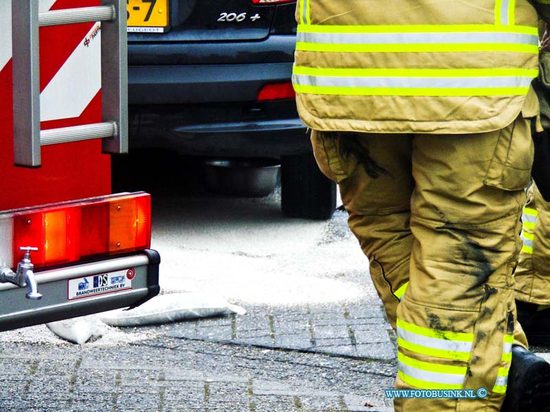 170130708.jpg - ZWIJNDRECHT - Op Maandag 30 januari 2017 werd de brandweer van Zwijndrecht opgeroepen voor een lekkende auto die op het parkeerterrein aan de Langeweg bij het ziekenhuis stond geparkeerd.De auto heeft een tijdje staan lekken waardoor de brandweer een tijdje bezig was met het schoonmaken van de brandstof.Ook de gemeente kwam ter plaatse voor de eventuele brandstof die in het riool was terecht gekomen.Deze digitale foto blijft eigendom van FOTOPERSBURO BUSINK. Wij hanteren de voorwaarden van het N.V.F. en N.V.J. Gebruik van deze foto impliceert dat u bekend bent  en akkoord gaat met deze voorwaarden bij publicatie.EB/ETIENNE BUSINK