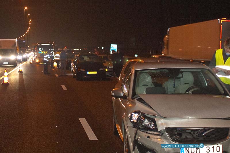 170130736.jpg - SCHELLUINEN - Op maandagavond 30 januarie 2017 zijn meedere auto's op de rijksweg A15 th Schelluinen op elkaar geklapt.Bij de kettingbotsing die bestond uit elf voertuigen viel er een gewonden die is naar een ziekehuis gebracht.Er was een hele berg bergers nodig om alle auto's af te slepen.De rijbaan was ten tijde van het ongeval afgesloten en het verkeer werd over de vluchtstrook geleid.Deze digitale foto blijft eigendom van FOTOPERSBURO BUSINK. Wij hanteren de voorwaarden van het N.V.F. en N.V.J. Gebruik van deze foto impliceert dat u bekend bent  en akkoord gaat met deze voorwaarden bij publicatie.EB/ETIENNE BUSINK