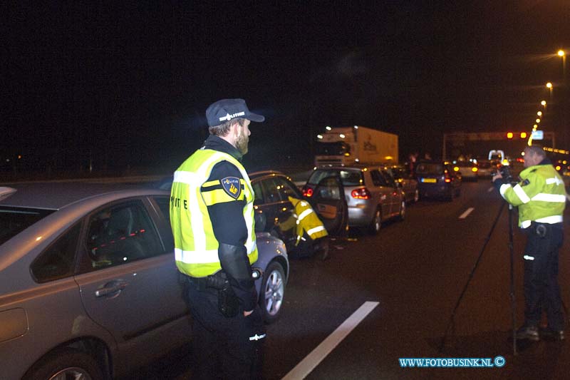 170130743.jpg - SCHELLUINEN - Op maandagavond 30 januarie 2017 zijn meedere auto's op de rijksweg A15 th Schelluinen op elkaar geklapt.Bij de kettingbotsing die bestond uit elf voertuigen viel er een gewonden die is naar een ziekehuis gebracht.Er was een hele berg bergers nodig om alle auto's af te slepen.De rijbaan was ten tijde van het ongeval afgesloten en het verkeer werd over de vluchtstrook geleid.Deze digitale foto blijft eigendom van FOTOPERSBURO BUSINK. Wij hanteren de voorwaarden van het N.V.F. en N.V.J. Gebruik van deze foto impliceert dat u bekend bent  en akkoord gaat met deze voorwaarden bij publicatie.EB/ETIENNE BUSINK