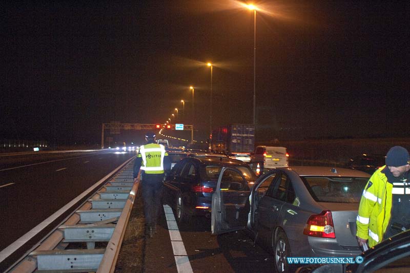 170130744.jpg - SCHELLUINEN - Op maandagavond 30 januarie 2017 zijn meedere auto's op de rijksweg A15 th Schelluinen op elkaar geklapt.Bij de kettingbotsing die bestond uit elf voertuigen viel er een gewonden die is naar een ziekehuis gebracht.Er was een hele berg bergers nodig om alle auto's af te slepen.De rijbaan was ten tijde van het ongeval afgesloten en het verkeer werd over de vluchtstrook geleid.Deze digitale foto blijft eigendom van FOTOPERSBURO BUSINK. Wij hanteren de voorwaarden van het N.V.F. en N.V.J. Gebruik van deze foto impliceert dat u bekend bent  en akkoord gaat met deze voorwaarden bij publicatie.EB/ETIENNE BUSINK