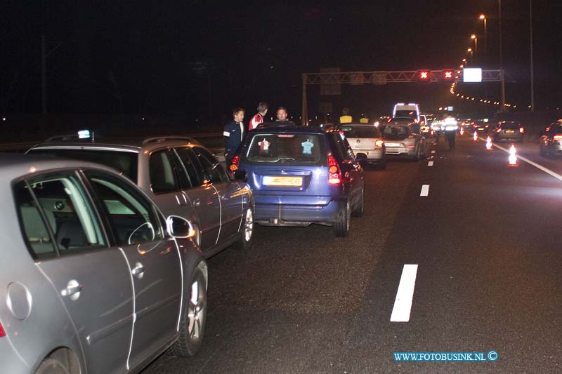 170130747.jpg - SCHELLUINEN - Op maandagavond 30 januarie 2017 zijn meedere auto's op de rijksweg A15 th Schelluinen op elkaar geklapt.Bij de kettingbotsing die bestond uit elf voertuigen viel er een gewonden die is naar een ziekehuis gebracht.Er was een hele berg bergers nodig om alle auto's af te slepen.De rijbaan was ten tijde van het ongeval afgesloten en het verkeer werd over de vluchtstrook geleid.Deze digitale foto blijft eigendom van FOTOPERSBURO BUSINK. Wij hanteren de voorwaarden van het N.V.F. en N.V.J. Gebruik van deze foto impliceert dat u bekend bent  en akkoord gaat met deze voorwaarden bij publicatie.EB/ETIENNE BUSINK